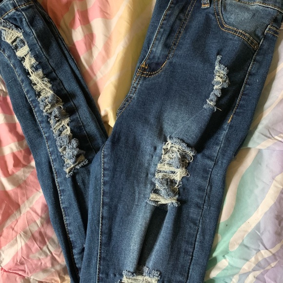 Very Distressed Dark wash jeans - Picture 2 of 3